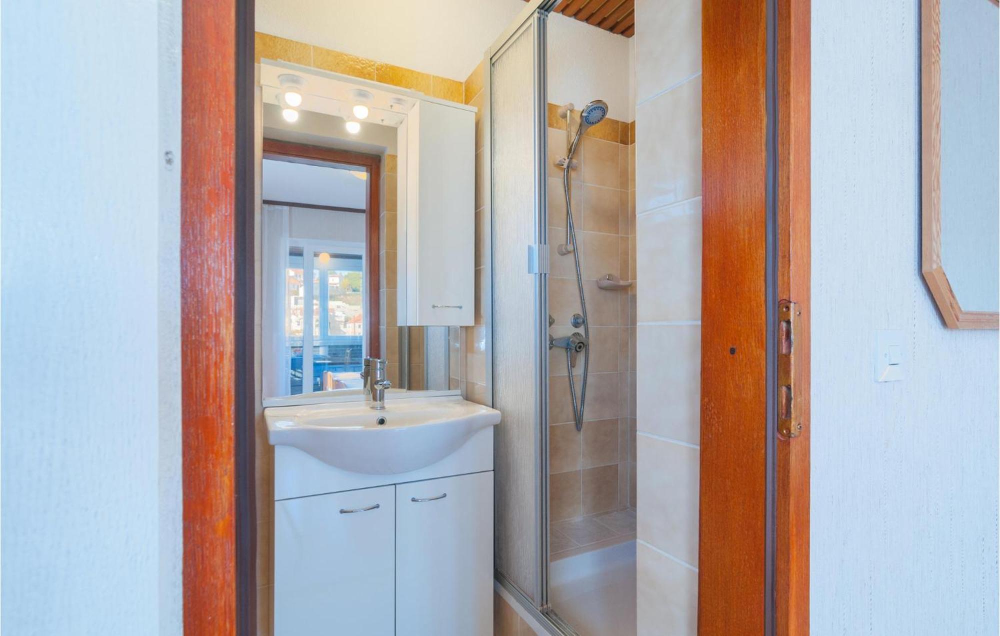 1 Bedroom Cozy Apartment In Splitska Luaran gambar