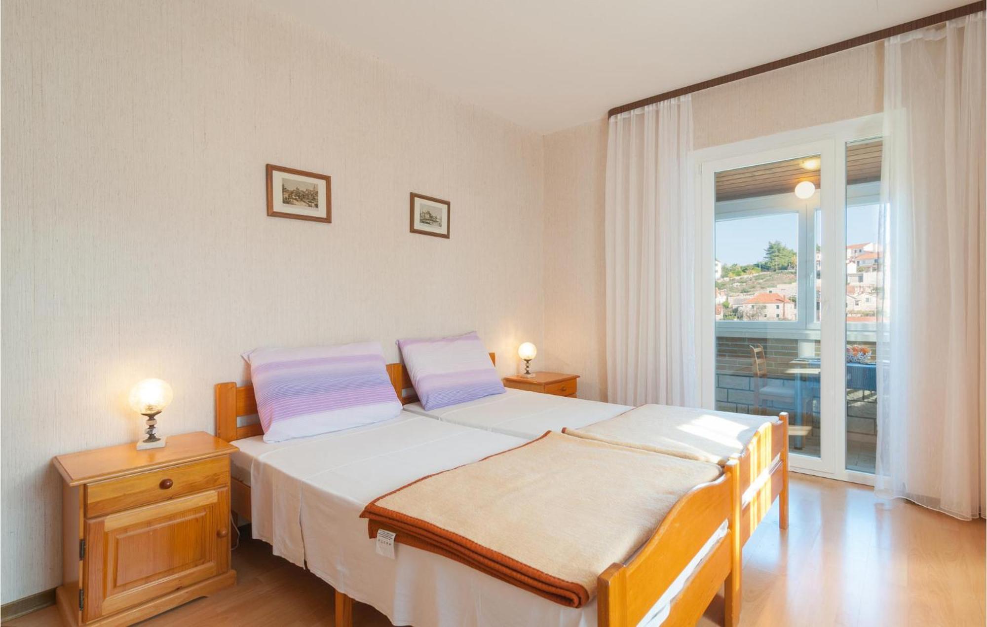 1 Bedroom Cozy Apartment In Splitska Luaran gambar