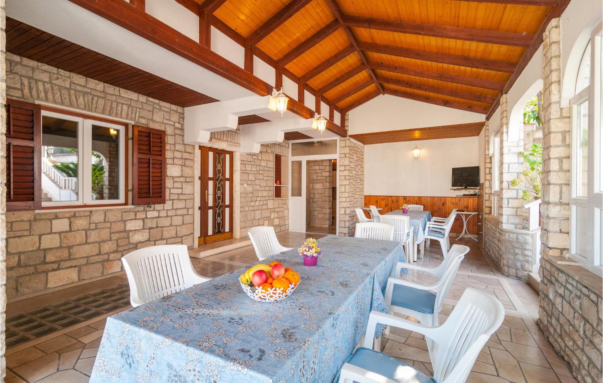 1 Bedroom Cozy Apartment In Splitska Luaran gambar